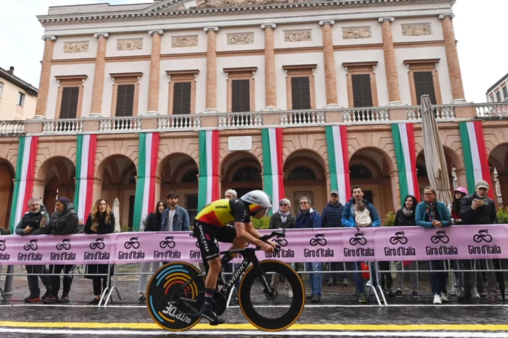 Evenepoel se bajó por covid, siendo líder