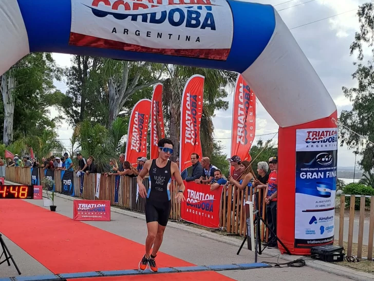 Triatlón: Castañeda campeón