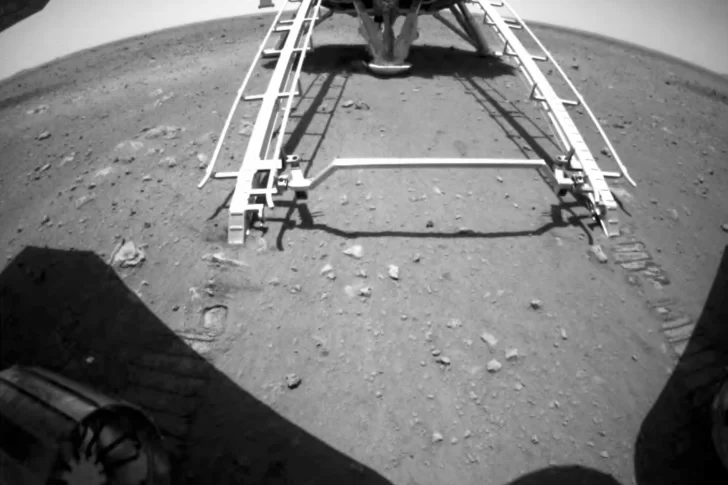 Robot chino ya comenzó a recorrer Marte