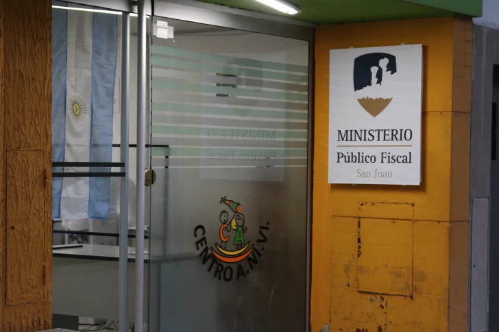 Dejó a su hija al cuidado de un hombre y al regresar la menor le contó que fue manoseada