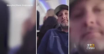 Tuvo un ataque de ira en pleno vuelo por un bebé que no paraba de llorar Tuvo un ataque de ira en pleno vuelo por un bebé que no paraba de llorar