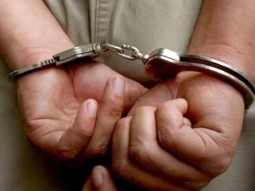 Tío y sobrino se pelearon y uno de ellos terminó con un corte en la cabeza Tío y sobrino se pelearon y uno de ellos terminó con un corte en la cabeza