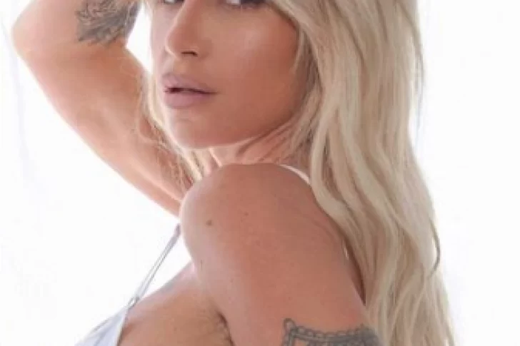 Florencia Peña posó con un top apretadito y transparencias que dejaron ver todo