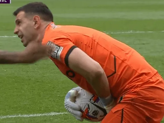 El “Dibu” Martínez fue reemplazado en el arco de Aston Villa por una lesión El “Dibu” Martínez fue reemplazado en el arco de Aston Villa por una lesión