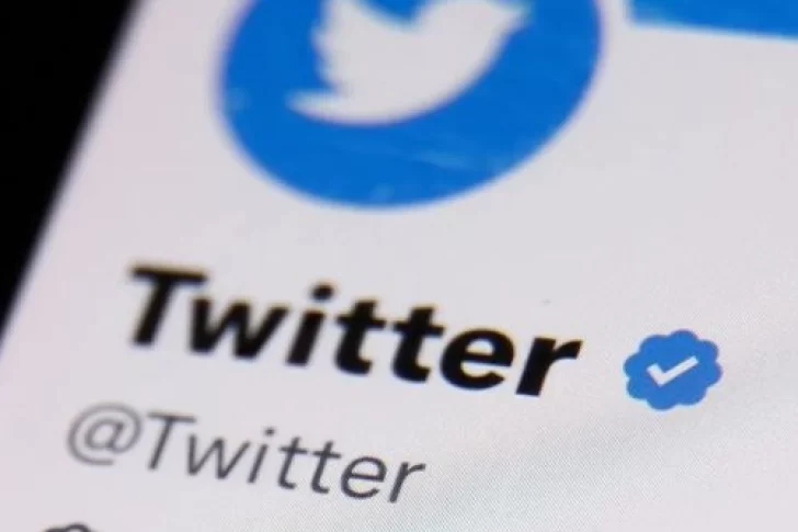 Marcha atrás para algunos: Twitter restablece la insignia azul para medios y famosos