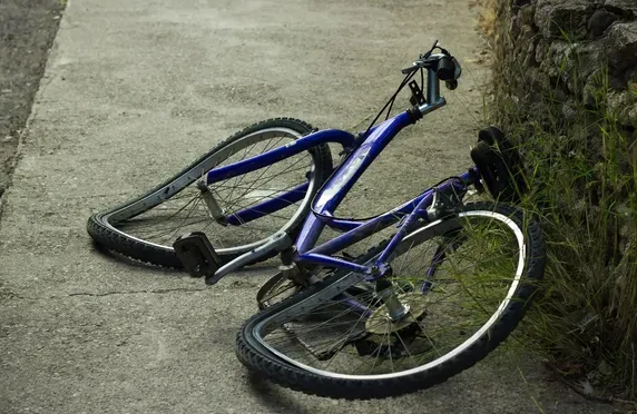 Una ciclista de 50 años, grave luego de chocar con un auto Una ciclista de 50 años, grave luego de chocar con un auto