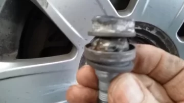 Los atraparon robando ruedas y afirmaron que estaban “arreglando el auto” Los atraparon robando ruedas y afirmaron que estaban “arreglando el auto”