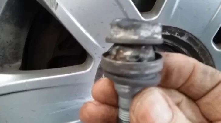 Los atraparon robando ruedas y afirmaron que estaban “arreglando el auto” Los atraparon robando ruedas y afirmaron que estaban “arreglando el auto”