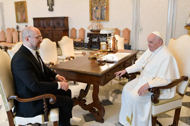 Francisco recibió en el Vaticano al primer ministro ucraniano