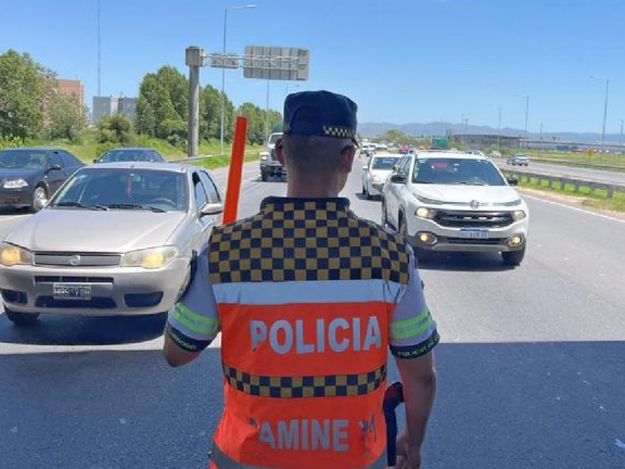 “Hacele la multa por pel…”: el polémico momento que se vivió en un control policial “Hacele la multa por pel…”: el polémico momento que se vivió en un control policial