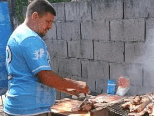 Se le prendió fuego el asado y las burlas de su primo se hicieron virales Se le prendió fuego el asado y las burlas de su primo se hicieron virales