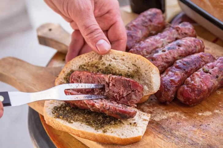 Ante la suba del dólar blue, una parrilla dejó de vender el choripán en pesos y es furor