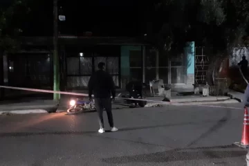 Un motociclista se salvó de lo peor luego de caer y sufrir un fuerte golpe Un motociclista se salvó de lo peor luego de caer y sufrir un fuerte golpe