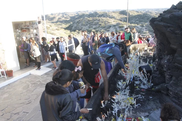 Tradición y fe: desde anoche, miles de fieles copan la Difunta Correa para pedir y agradecer