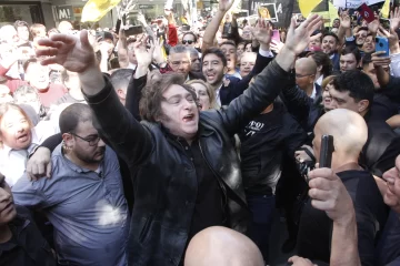 Al grito de “Milei presidente”, el candidato hizo una recorrida fugaz por la Peatonal Al grito de “Milei presidente”, el candidato hizo una recorrida fugaz por la Peatonal