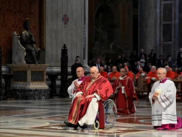 El frío en Roma dejó afuera del tradicional Vía Crucis al Papa