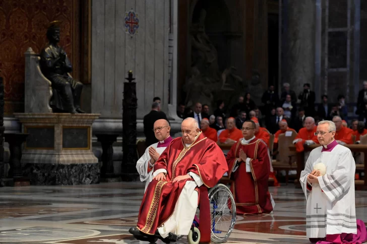 El frío en Roma dejó afuera del tradicional Vía Crucis al Papa