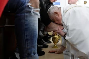 El Papa lavó los pies de 12 presos y pidió no “ensuciar” a la Iglesia con “polarizaciones”