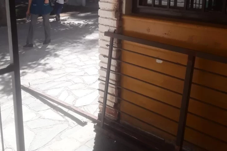 Una beba, hospitalizada con un fuerte golpe en la cabeza por la caída de un portón