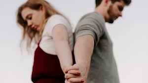 Qué es el microcheating: aseguran que los likes en fotos ajenas cuentan como “infidelidad”