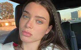 La exactriz de cine porno Lana Rhoades explotó todo con camisa desprendida y sin bombacha La exactriz de cine porno Lana Rhoades explotó todo con camisa desprendida y sin bombacha