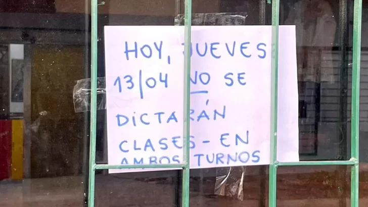 Suspenden clases en una escuela rosarina tras disparos frente a una comisaría vecina Suspenden clases en una escuela rosarina tras disparos frente a una comisaría vecina