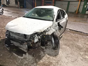 Una pareja volcó en su auto y debió ser rescatada por Bomberos de su interior Una pareja volcó en su auto y debió ser rescatada por Bomberos de su interior