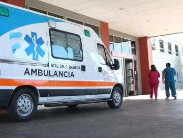 Conducía una moto y chocó con una camioneta: sufrió una fractura y golpes Conducía una moto y chocó con una camioneta: sufrió una fractura y golpes