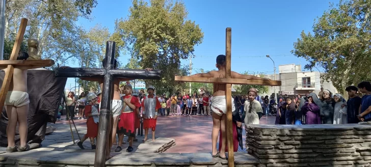 Los niños recrearon la pasión de Cristo en la plaza de Trinidad