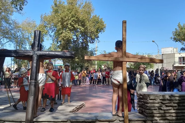Los niños recrearon la pasión de Cristo en la plaza de Trinidad