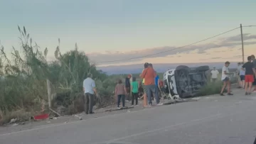 Una camioneta volcó luego de chocar con un colectivo lleno de pasajeros: un menor, grave Una camioneta volcó luego de chocar con un colectivo lleno de pasajeros: un menor, grave