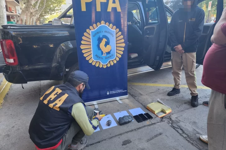 Gracias al olfato de un perro, secuestraron 1,5 kg de cocaína y detuvieron a dos sujetos