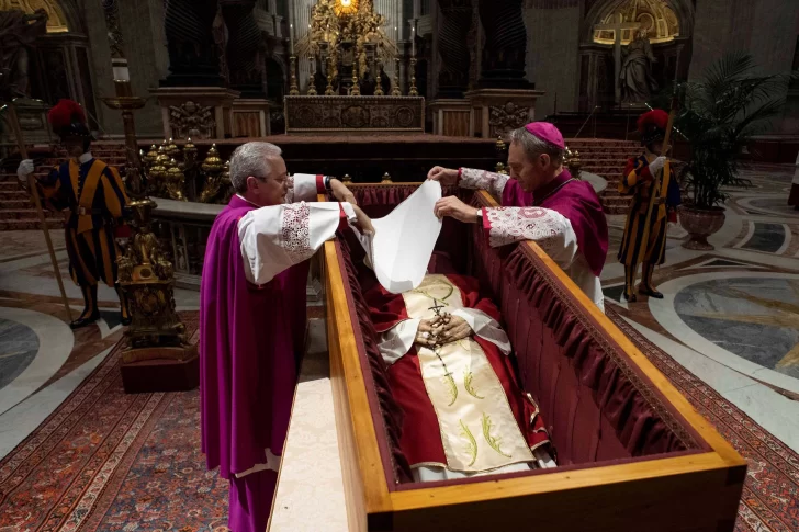 Fieles despiden a Benedicto XVI pidiendo a gritos por su santidad