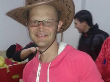 Motociclista que volvía de trabajar chocó con un automovilista y quedó grave