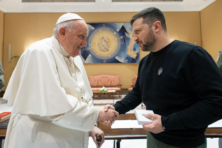 El Papa comunicó a Zelenski su “oración constante” por la paz en Ucrania al recibirlo en el Vaticano