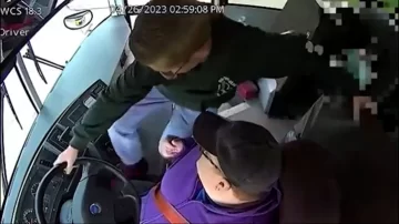 Manejaba un autobus escolar, se descompensó y un niño de 13 años salvó a sus compañeros Manejaba un autobus escolar, se descompensó y un niño de 13 años salvó a sus compañeros