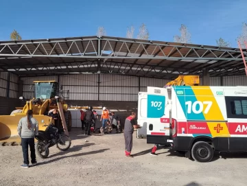 Cayó de un techo mientras trabajaba y fue trasladado de urgencia al hospital Cayó de un techo mientras trabajaba y fue trasladado de urgencia al hospital