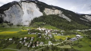 Evacúan aldea alpina suiza por temor a inminente derrumbe de la montaña Evacúan aldea alpina suiza por temor a inminente derrumbe de la montaña