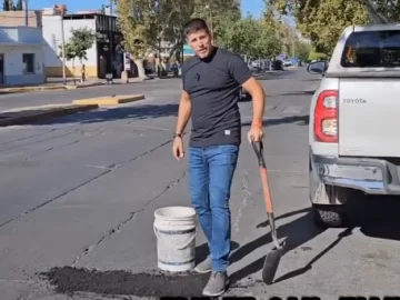 A lo Arnold Schwarzenegger, un candidato a intendente de Capital salió a tapar baches A lo Arnold Schwarzenegger, un candidato a intendente de Capital salió a tapar baches