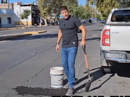 A lo Arnold Schwarzenegger, un candidato a intendente de Capital salió a tapar baches A lo Arnold Schwarzenegger, un candidato a intendente de Capital salió a tapar baches