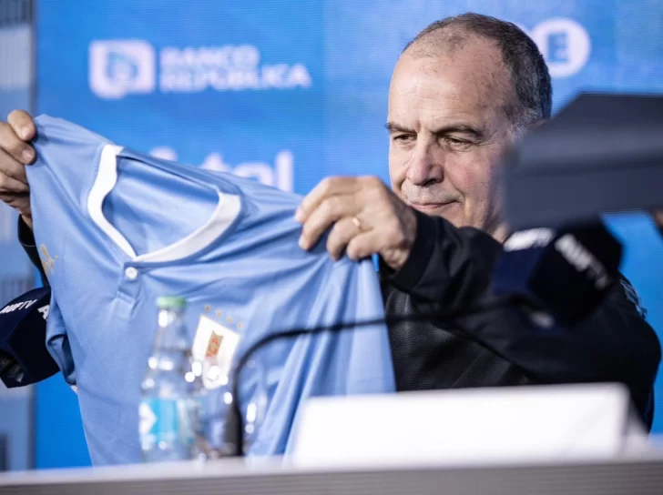 “No tuvieron que convencerme”, dijo Bielsa al ser presentado como seleccionador de Uruguay
