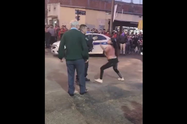 Video: una mujer totalmente borracha se agarró a las trompadas con un policía