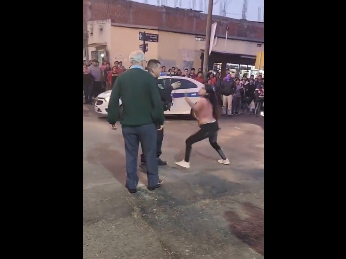 Video: una mujer totalmente borracha se agarró a las trompadas con un policía