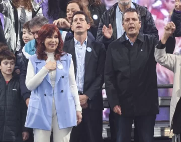 En una Plaza de Mayo colmada, Cristina Kirchner estiró el suspenso al no dar definiciones electorales En una Plaza de Mayo colmada, Cristina Kirchner estiró el suspenso al no dar definiciones electorales