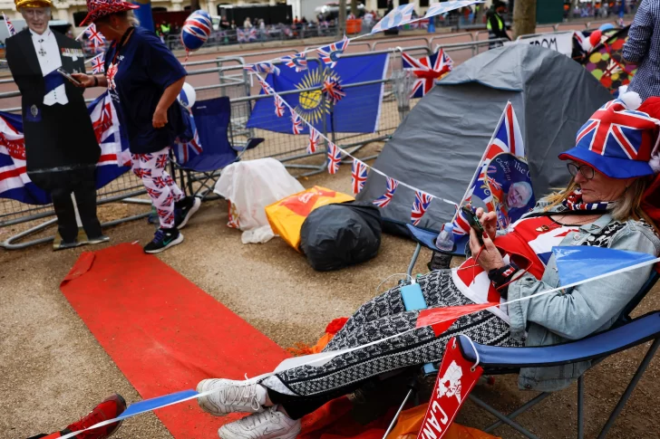 Esperan que la coronación de Carlos frene la crisis británica
