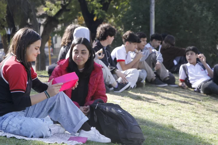 La plaza de la Joroba se convirtió en el gran comedor de los jóvenes