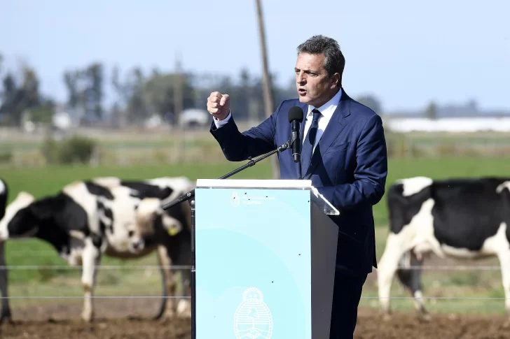 Massa ayuda a productores de trigo, de leche y de pollo