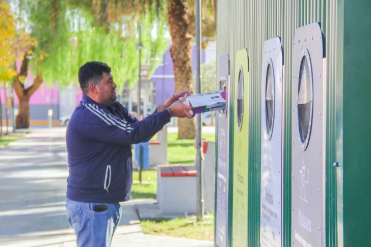 Jáchal: ponen el primer contenedor para separar residuos y reciclarán un 40% más