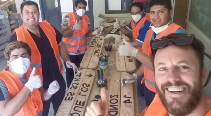 Reutilizan maderas y dan un taller en escuelas para enseñar a emprender Reutilizan maderas y dan un taller en escuelas para enseñar a emprender