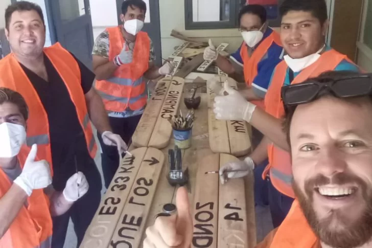 Reutilizan maderas y dan un taller en escuelas para enseñar a emprender